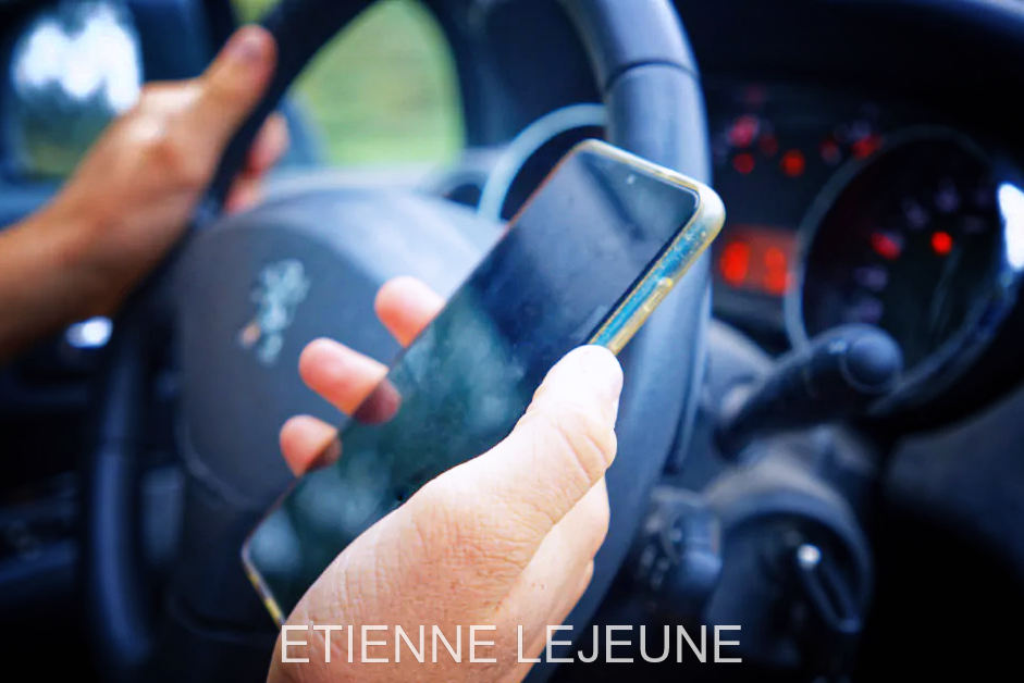 Peut-on utiliser son téléphone au feu rouge