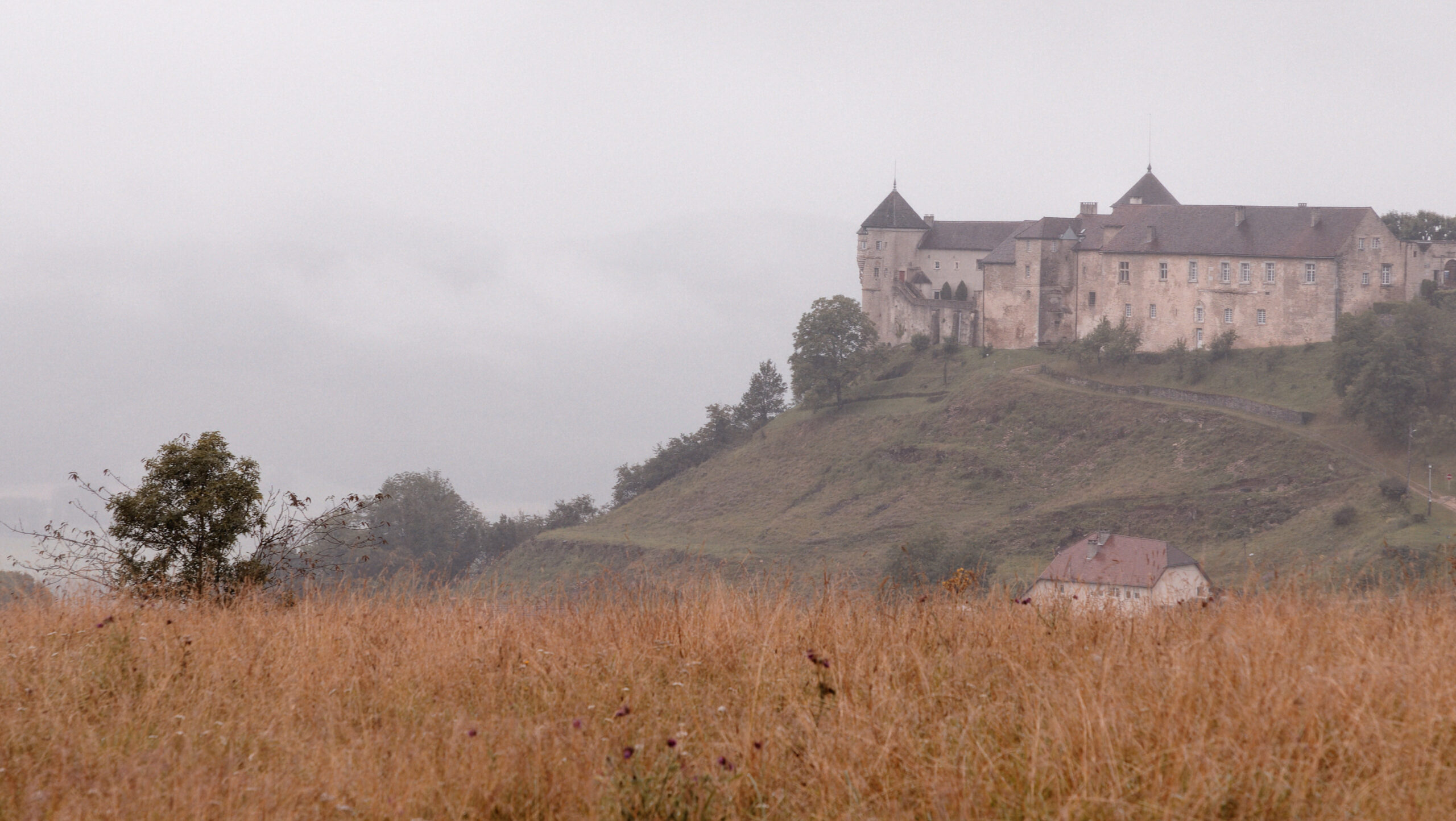 bourgogne franche comté chateau campagne brume