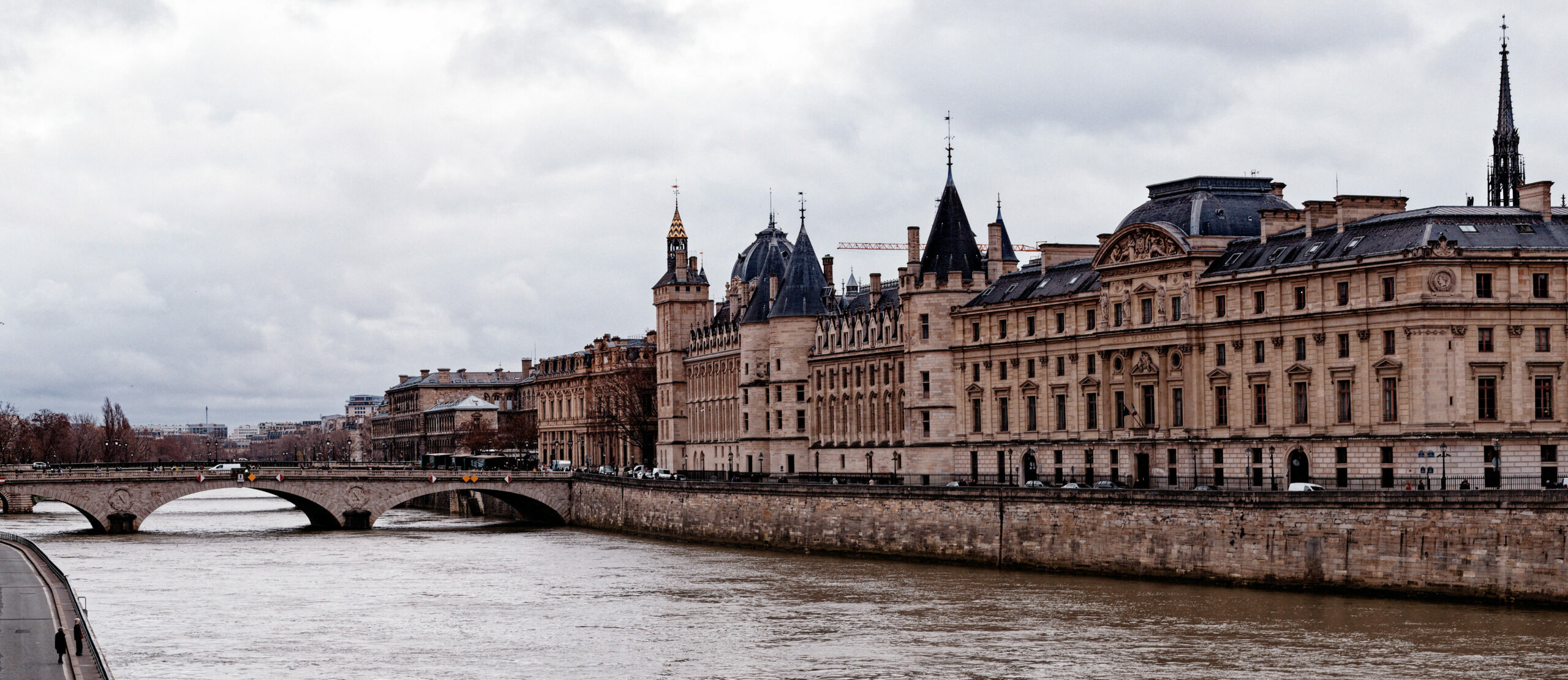 paris palais de justice tribunal île de la cité quais de seine