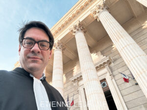 maître etienne lejeune en robe devant le tribunal de saint etienne