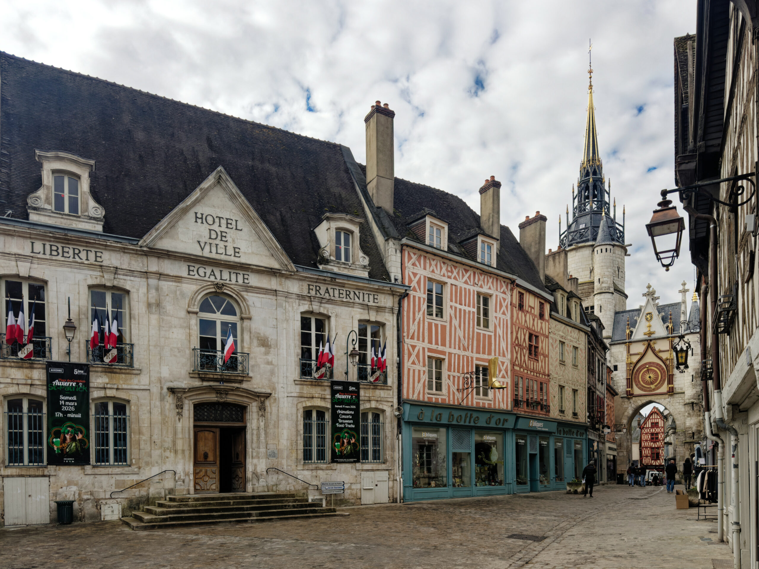 hôtel de ville tour de l'horloge auxerre