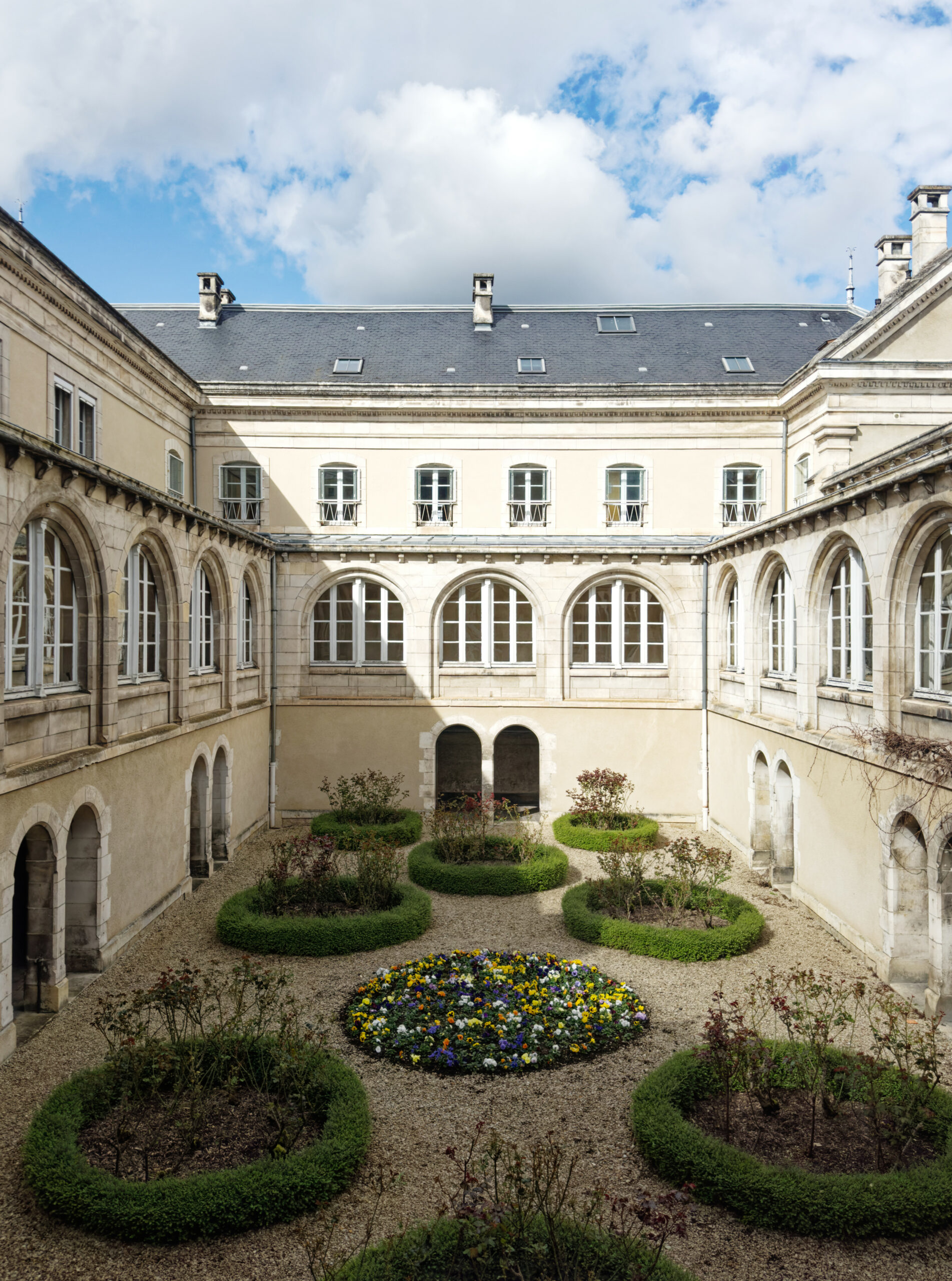 cour intérieure palais justice auxerre
