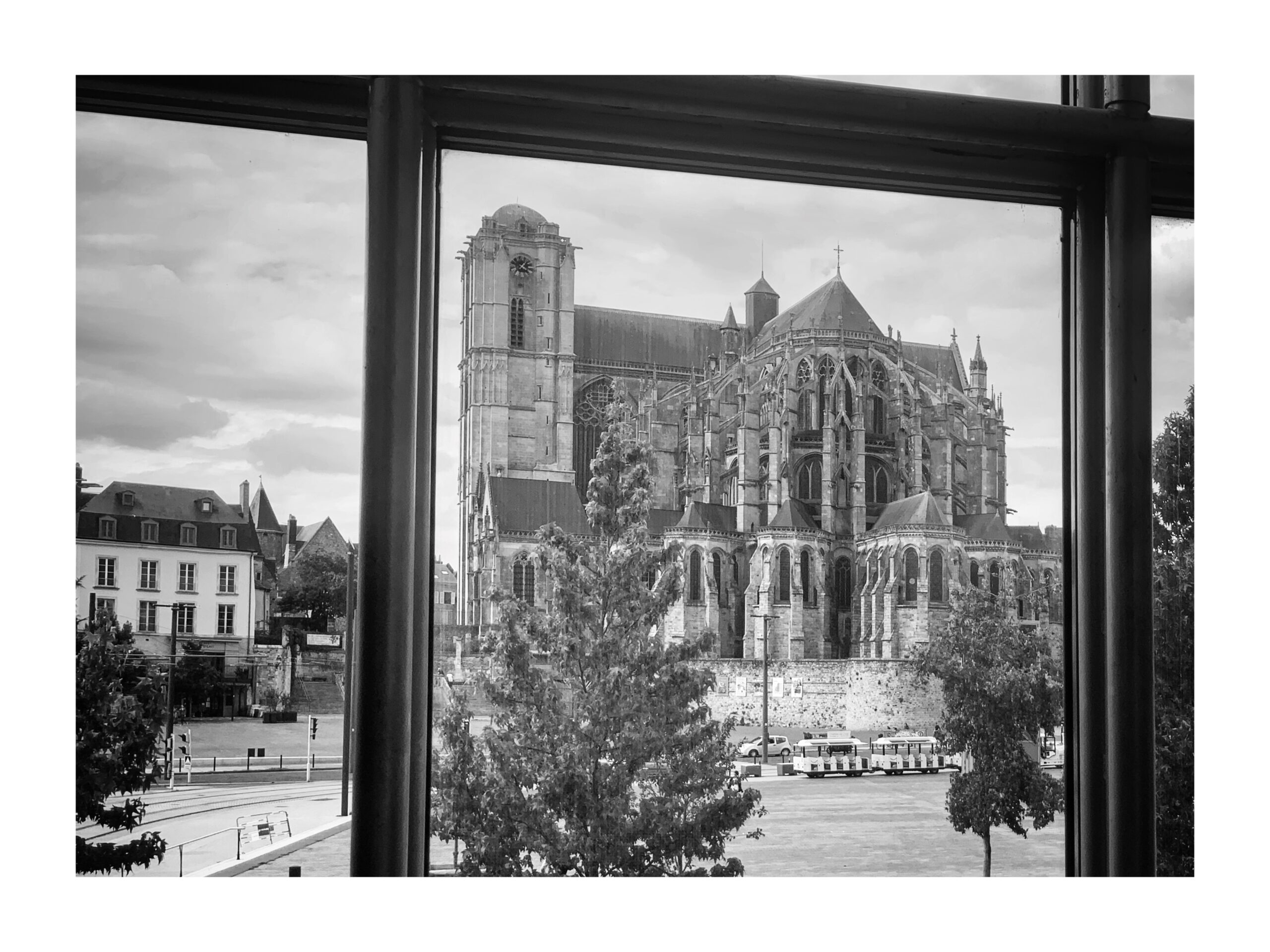 Le Mans - Cathédrale Saint Julien - vue depuis le palais de justice