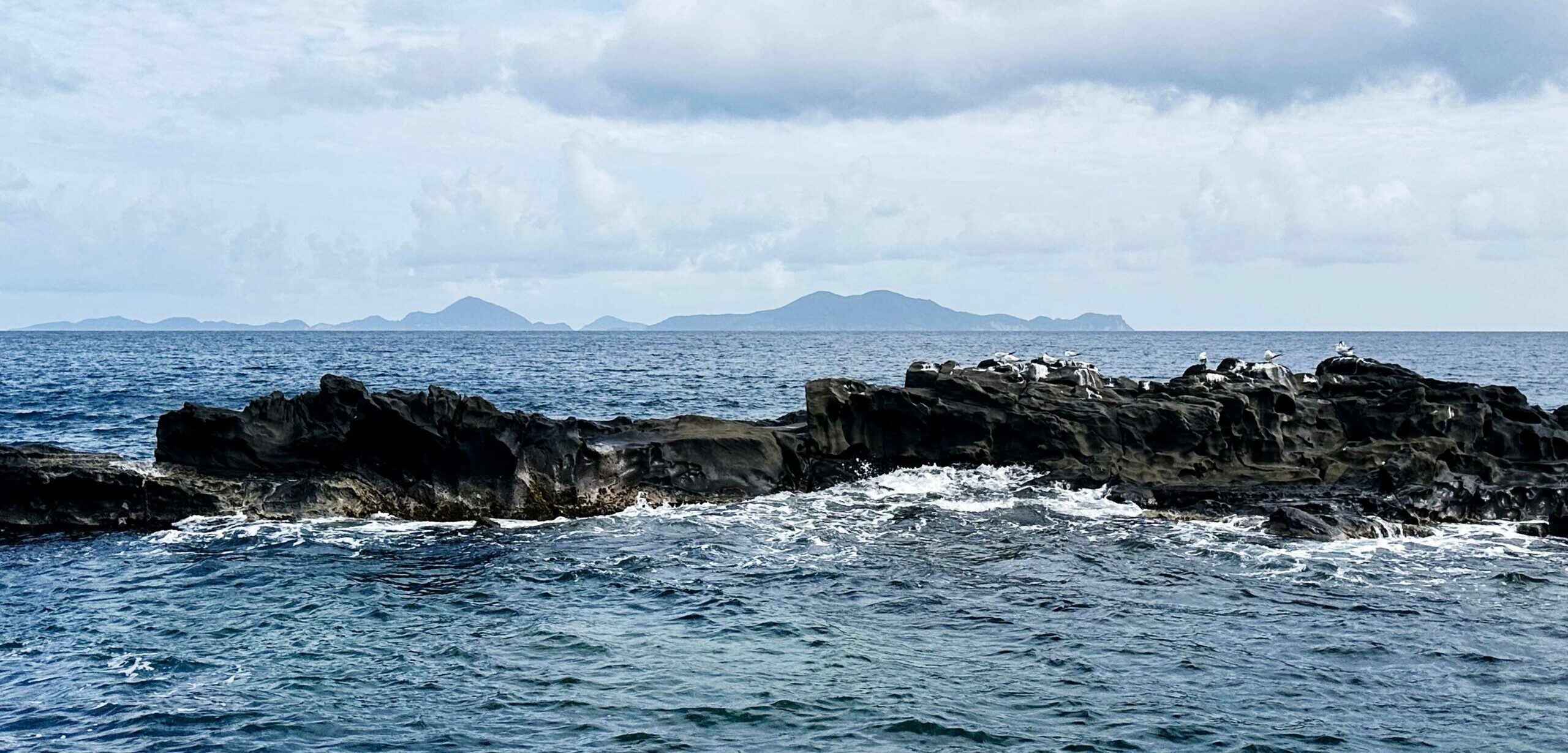 Vue sur les îles des Saintes depuis Basse-Terre en Guadeloupe