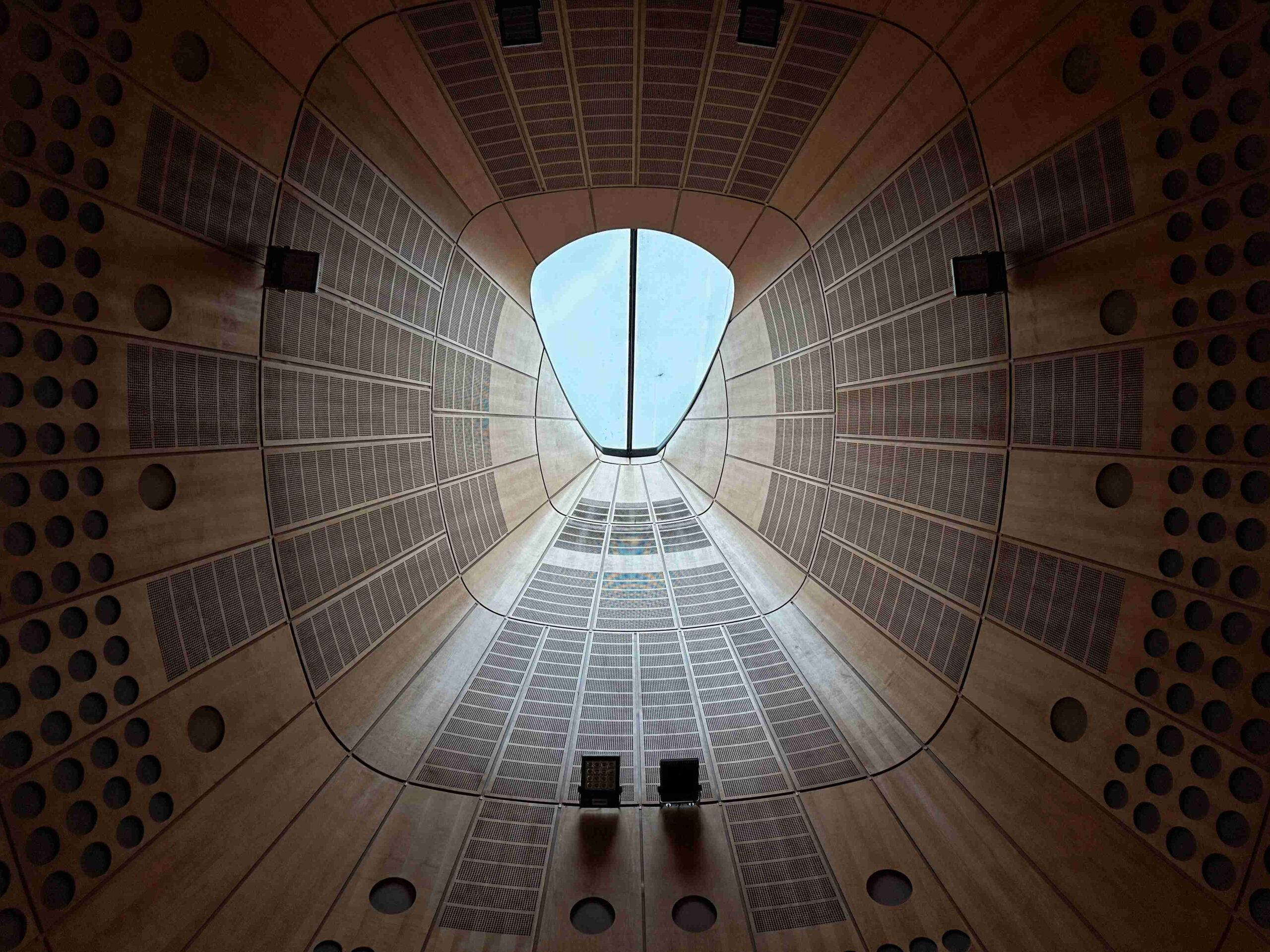 Le plafond de la salle d'audience du tribunal correctionnel de Bordeaux, où j'ai défendu ce dossier le 29 octobre 2026.