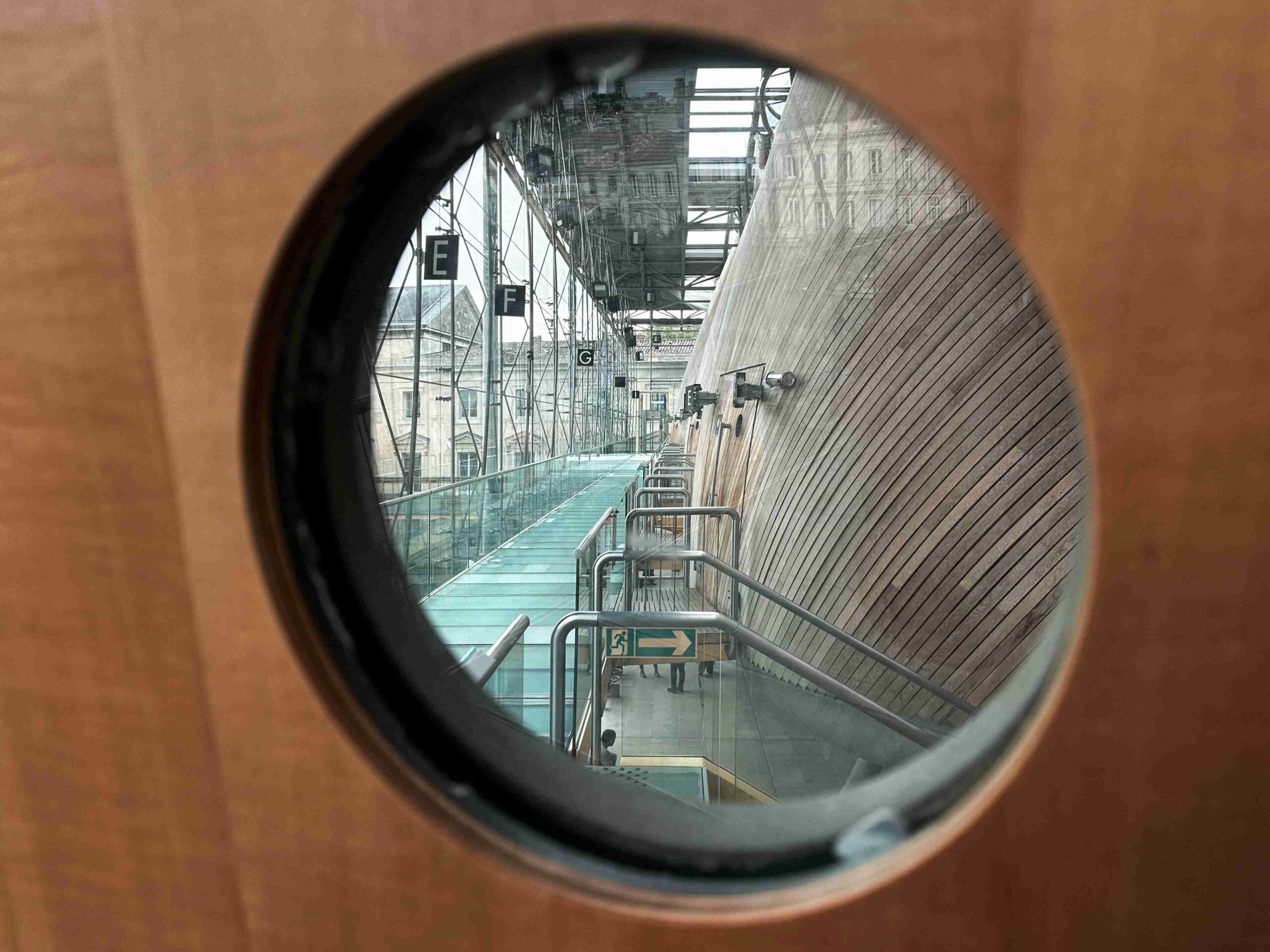 Vue sur les coursives du tribunal judiciaire de Bordeaux, depuis une salle d'audience.